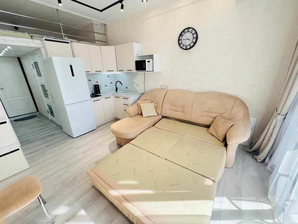 Двухуровневая студия с балконом и видом на бассейн