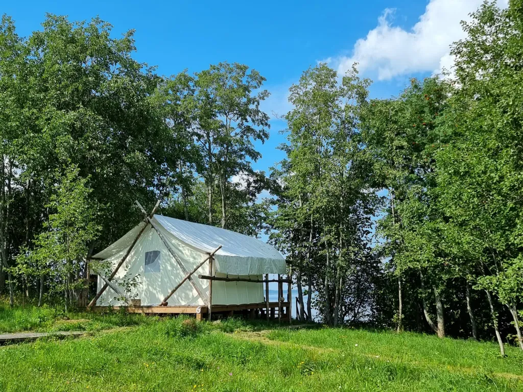 Сафари-тент эко-глэмпинг на берегу озера