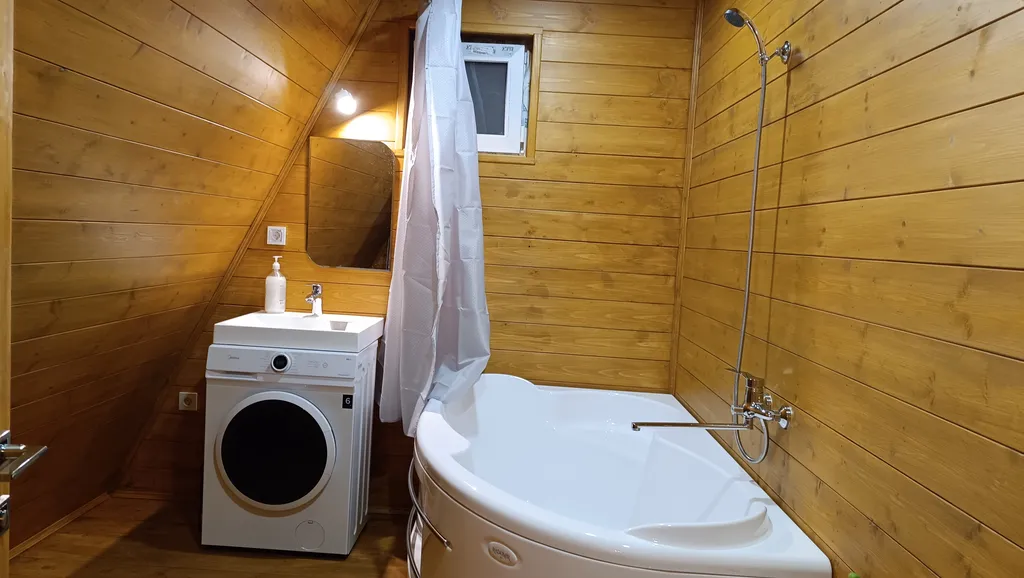 Большой деревянный треугольный дом (афрейм) с видом на бештау