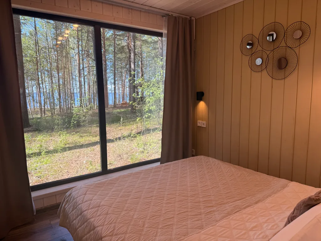 Панорамный домик в сосновом лесу на берегу Горьковского моря