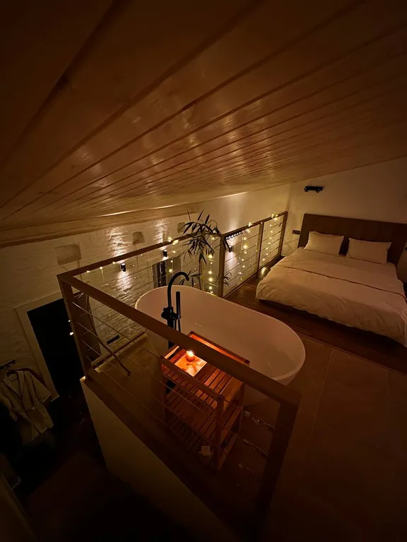 Двухуровневый номер-студия в стиле лофт с открытой ванной Нежность