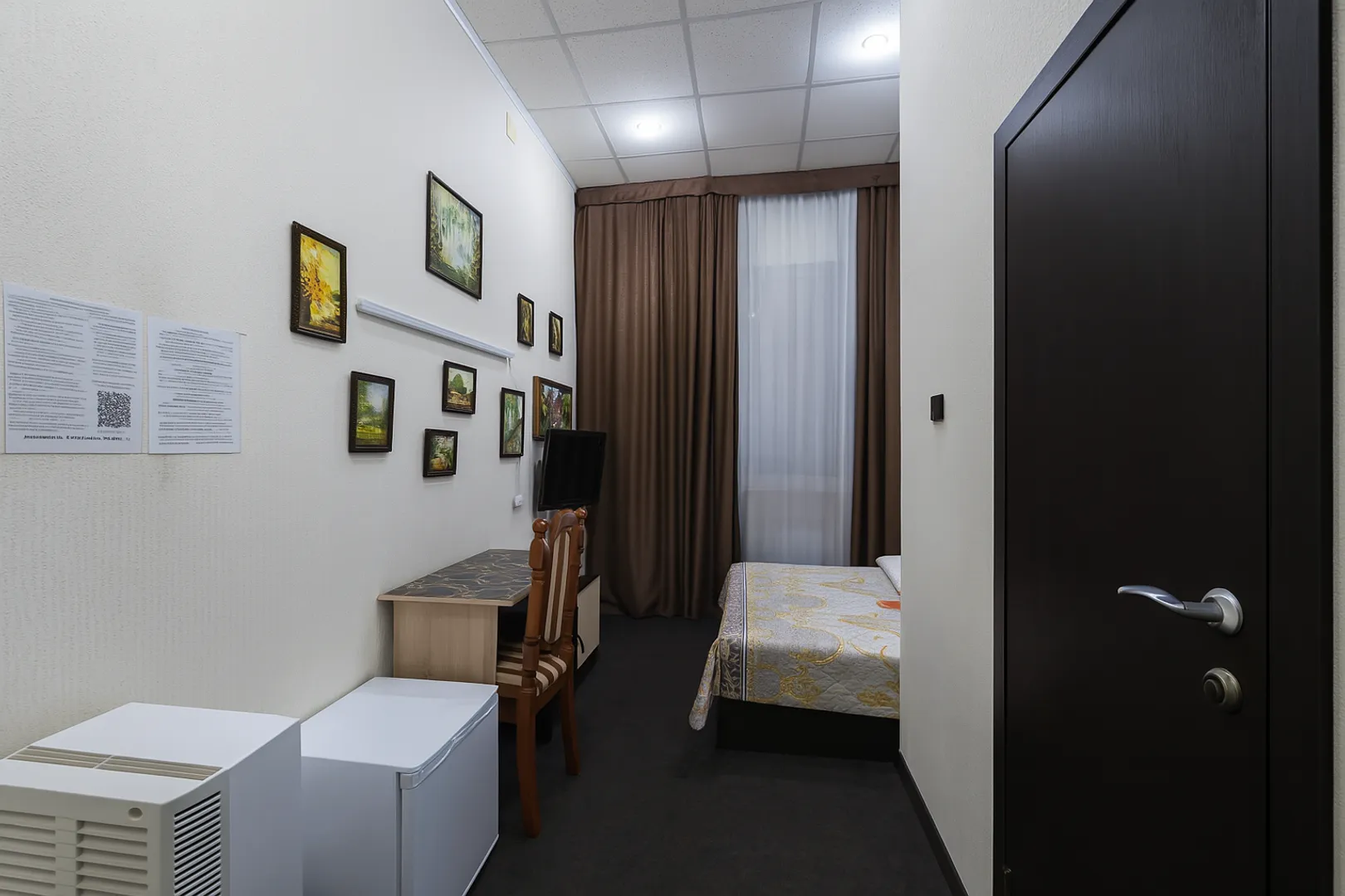 Комната №4 (12,5 кв.м.) с душем, туалетом, кроватью 140*190, телевизором со смарт тв, холодильником и свч (до 2 человек)