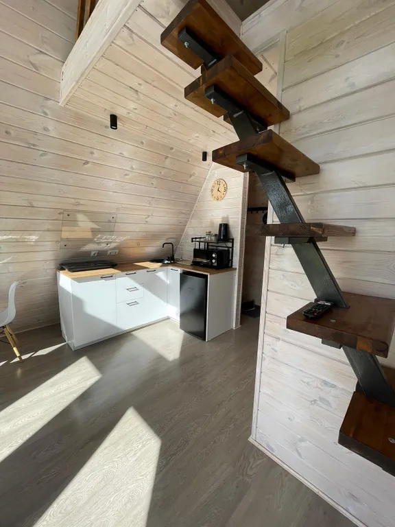 Треугольный домик с видом на горнолыжку