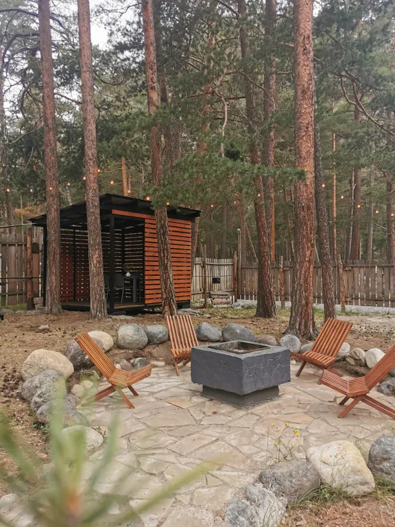 Треугольный дом с огороженной территорией