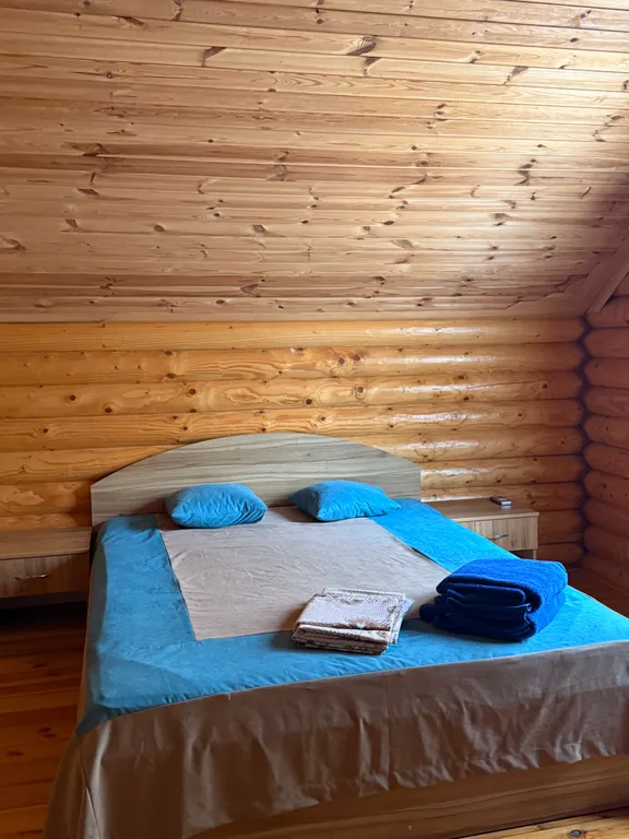 Деревянный домик возле моря