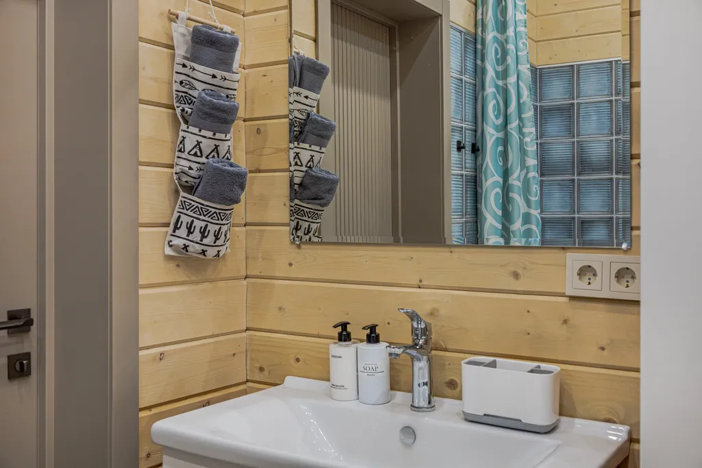 Дом у озера с чаном