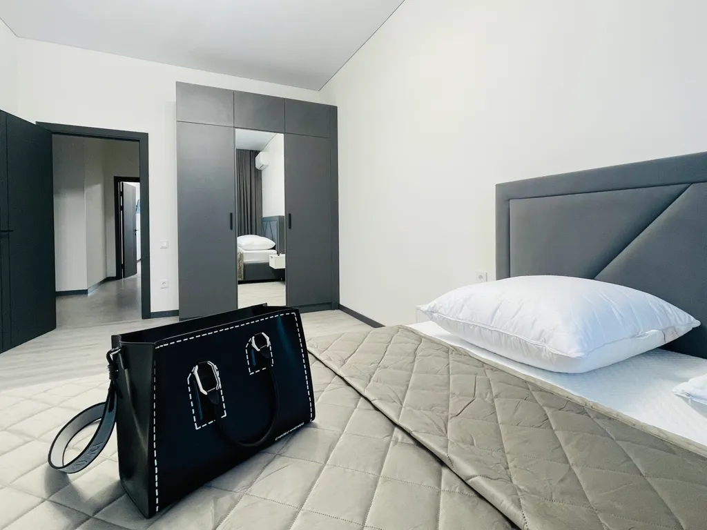 Двухкомнатная просторная квартира с панорамным видом на парк в центре