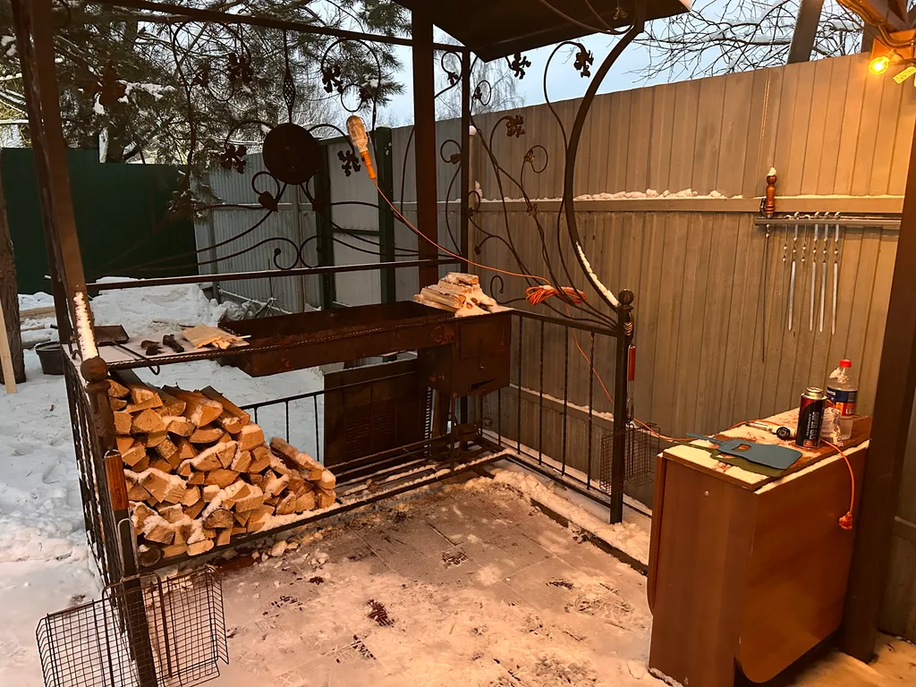 Дом в уединенном тихом месте рядом с лесом