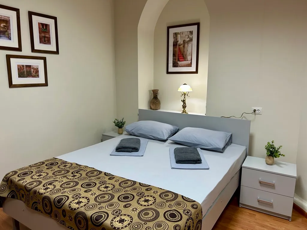 Уютный трехместный номер с двуспальной кроватью