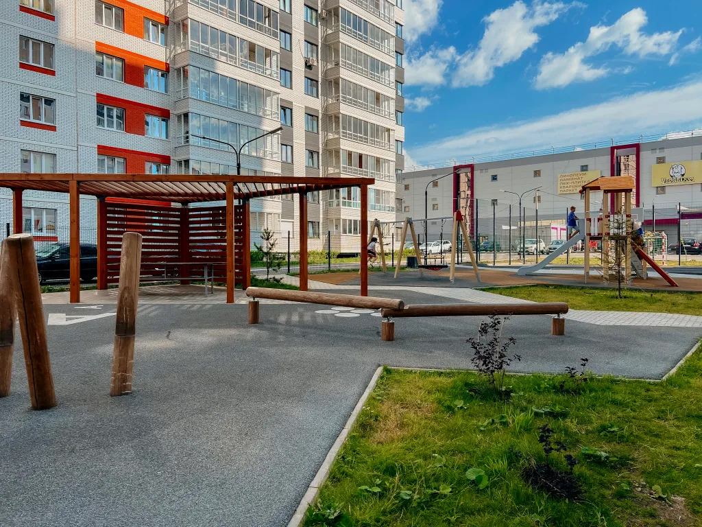 Очaровaтельнaя cтудия с уютными качелями на бaлконe