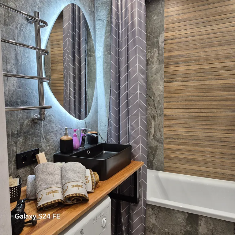 Новый стильный апартамент в двух шагах от моря с балконом и камином