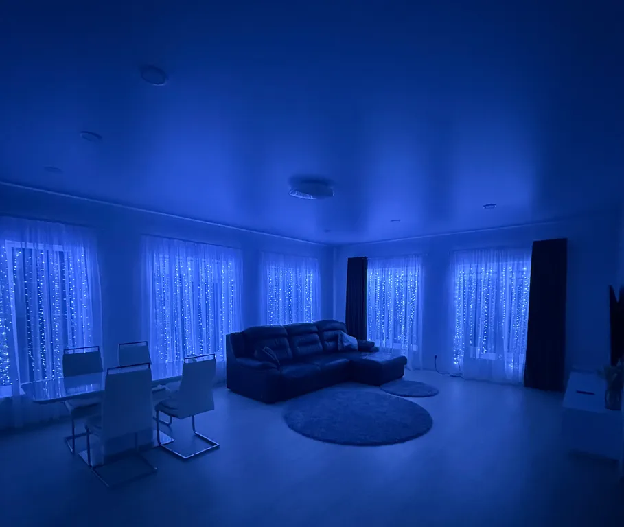 Дом на берегу реки с баней