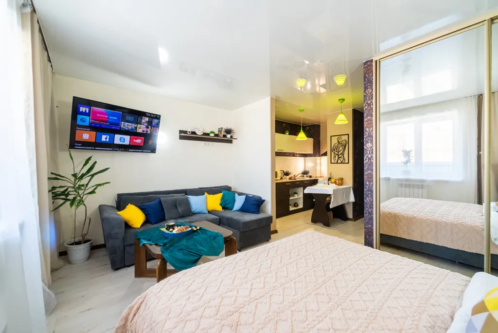 Светлая студия с видом на тихий зелёный двор