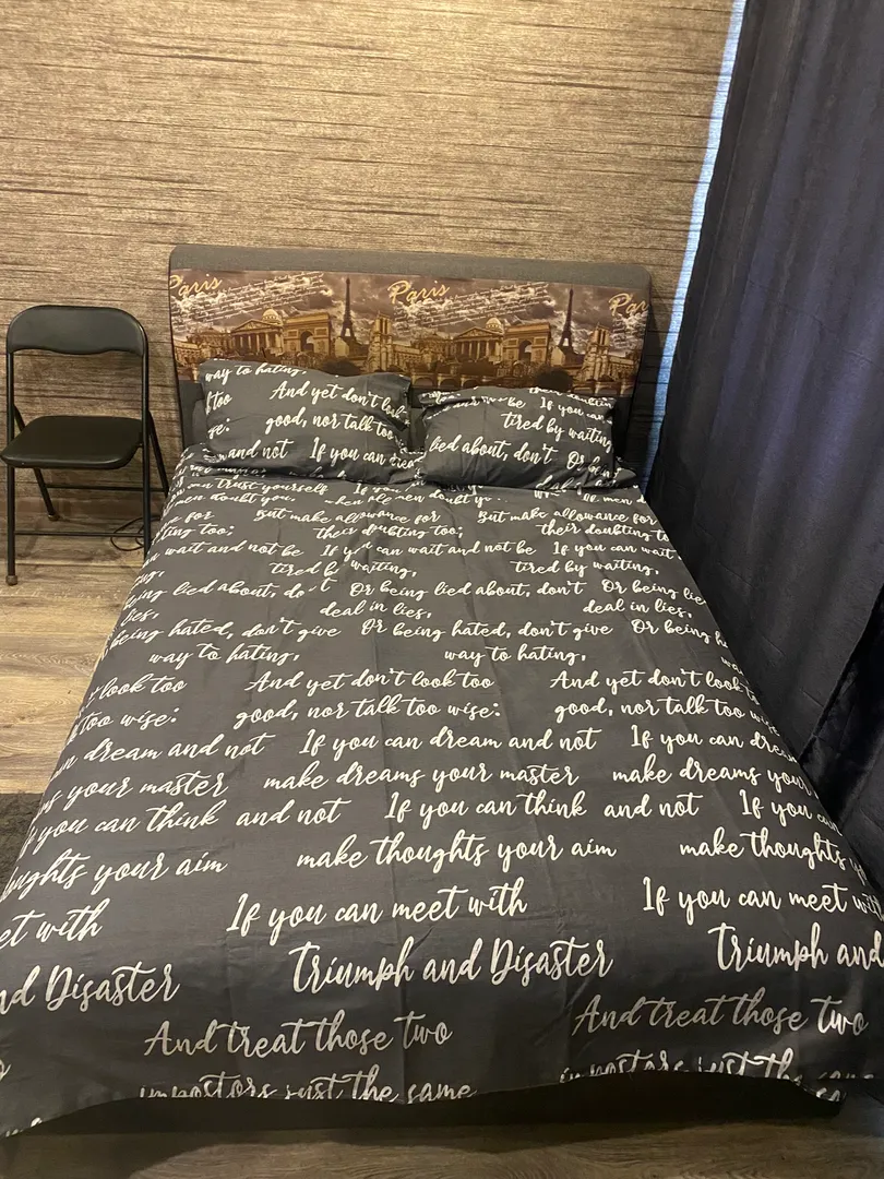 Кровать в первой комнате двухспальная