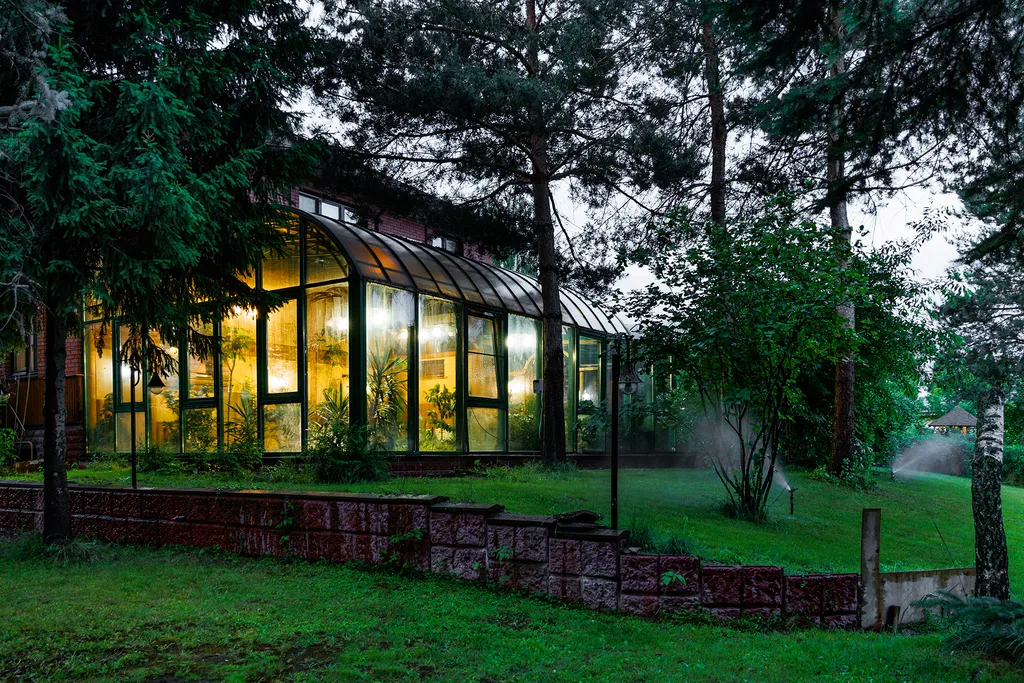 Современный дом с бассейном и сауной для большой компании