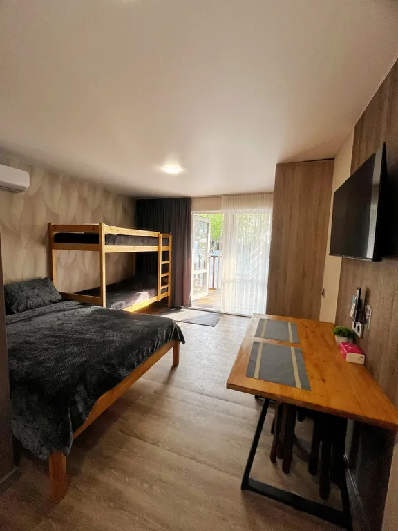 Четырёхместный номер с террасой, первая линия от моря, номер семейный