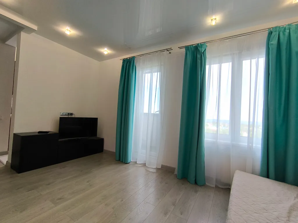 Современная квартира с видом на озеро