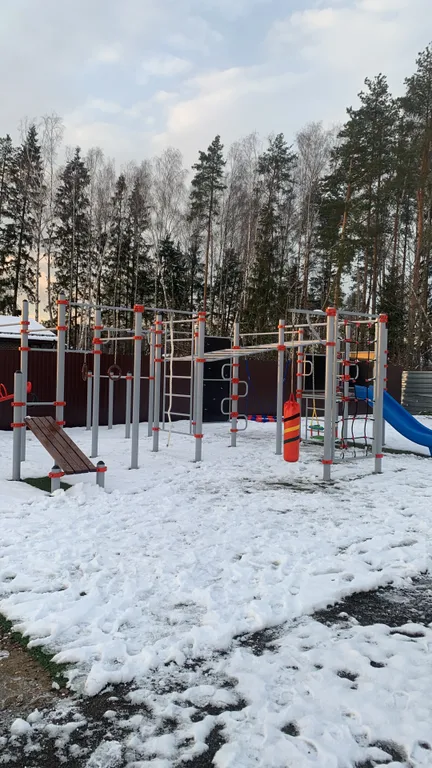 Уютный дом у леса и озера