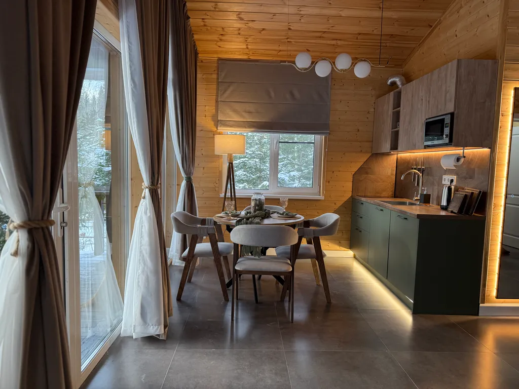 Дом в лесу с видовой терассой и чаном