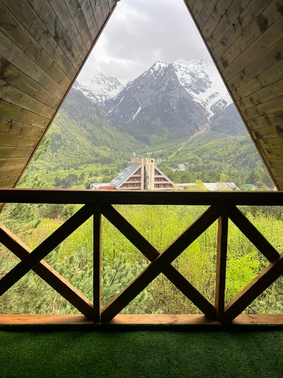 Уютный коттедж в живописной горной долине