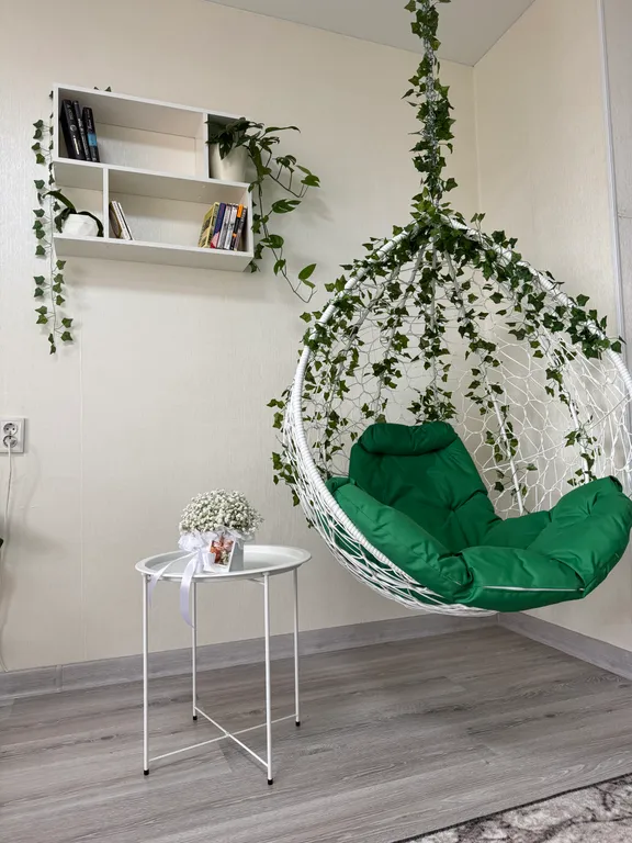 Уютная квартира с подвесным креслом