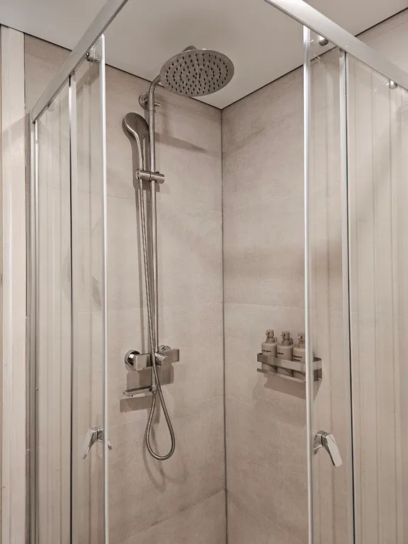 Вилла Nelli с видом на озеро и зоной барбекю среди каменной россыпи