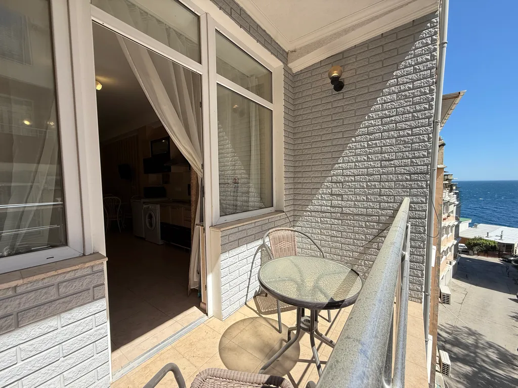 Студия с балконом зоной барбекю у моря