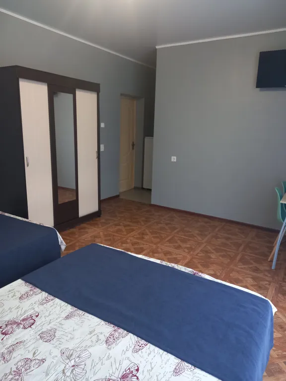 Комната с балконом  первый этаж.