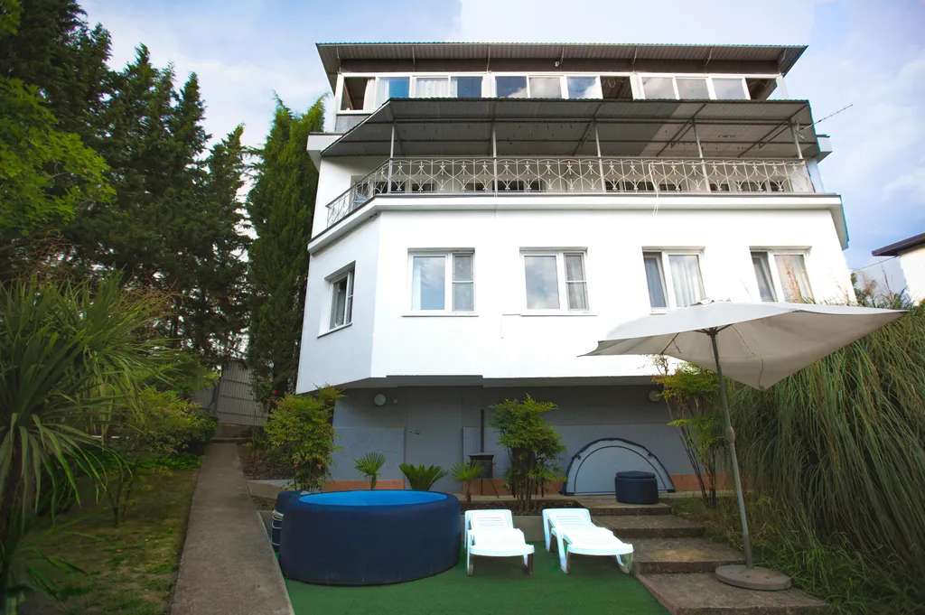 Трёхэтажный таунхаус в живописном месте с большим садом