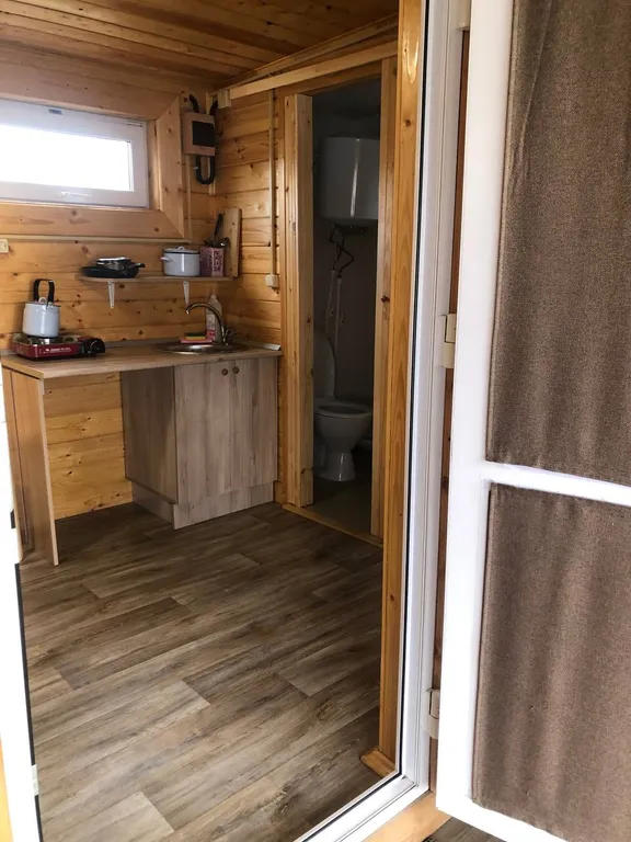 Домик на берегу озера