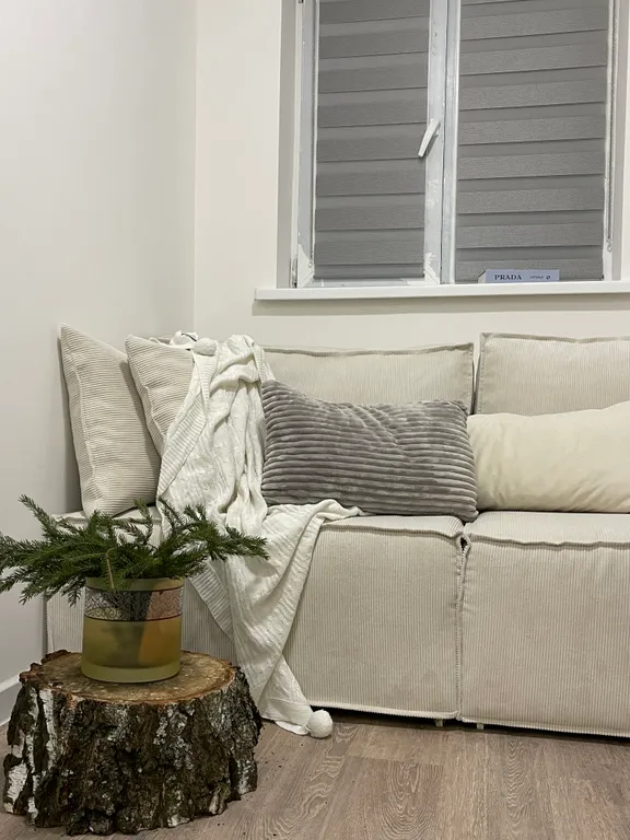 Дом рядом с лесом и прудом