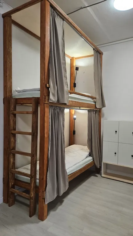 Просторная комната для большой компании