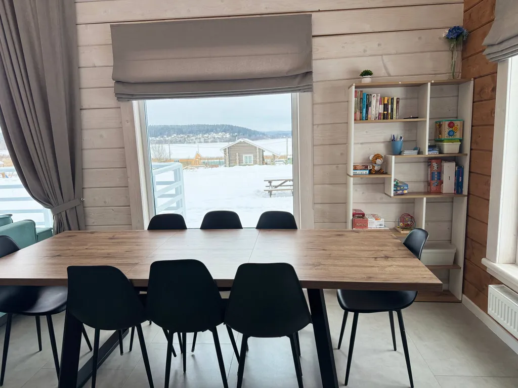 Большой дом с видом на озеро, 3 спальнями, сауной и детской площадкой