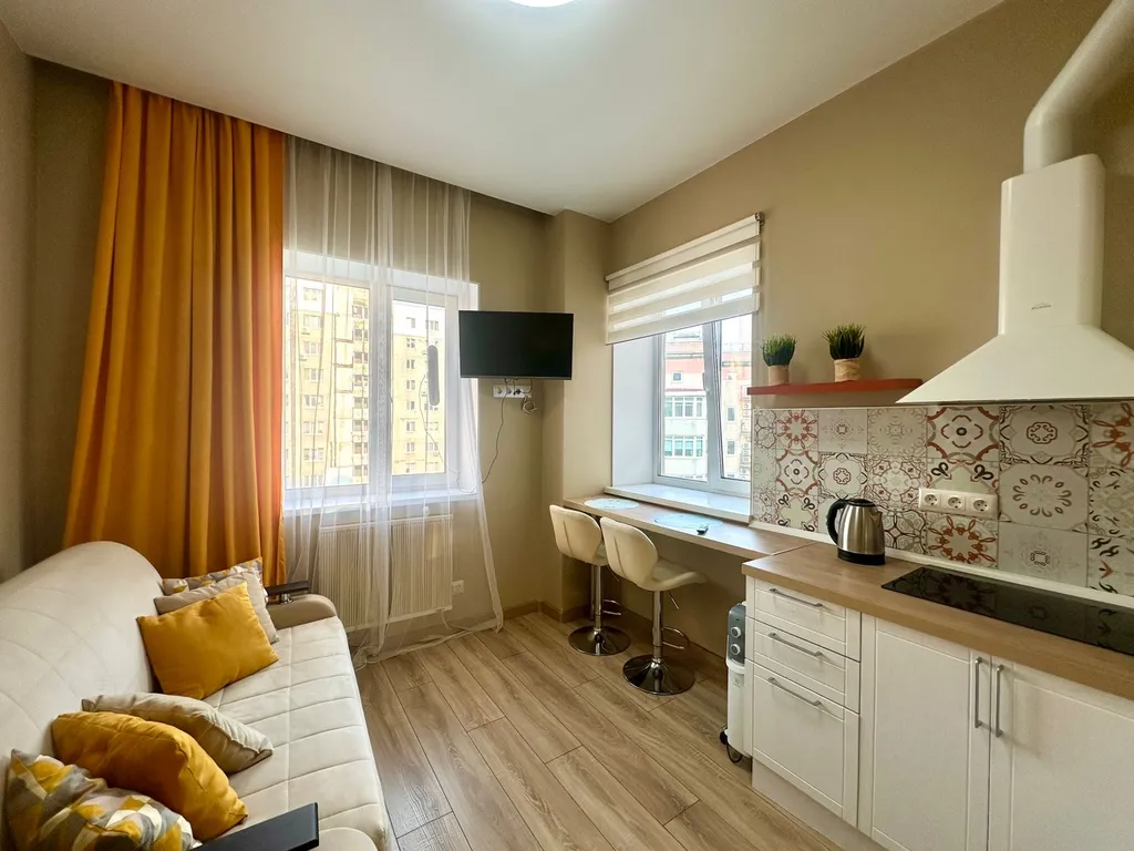 Апартамент с двумя окнами в топовой локации рядом с морем