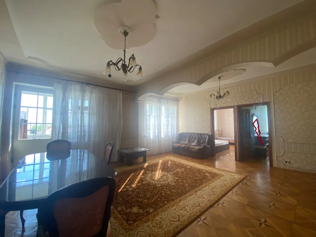 Розовая комната с персональным компьютером