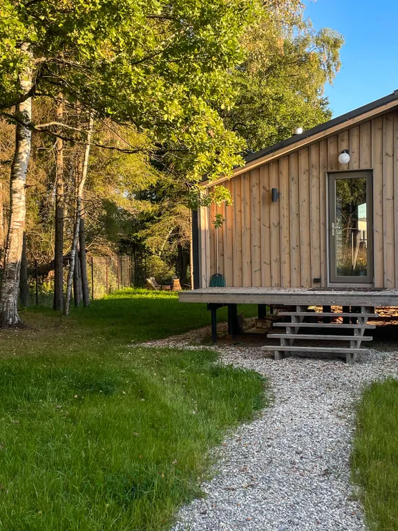 Дом с баней и чаном у воды и леса бохо