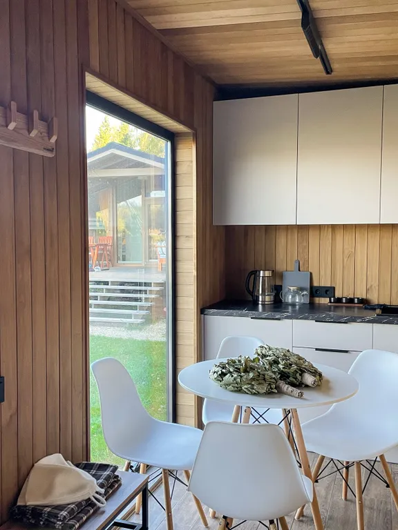 Дом с баней и чаном у воды и леса бохо