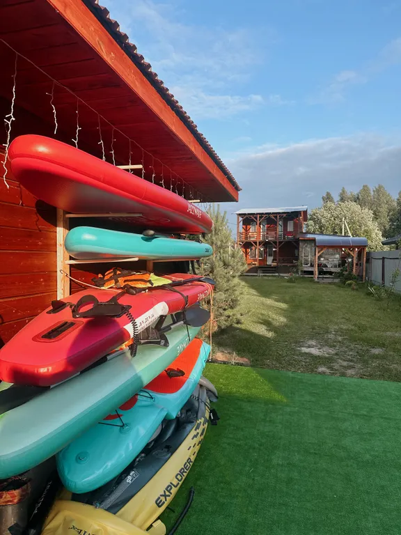 Двухэтажный дом на берегу реки Волга