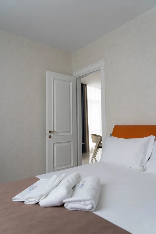 Уютный номер с 2 спальнями и баром, с видом во двор