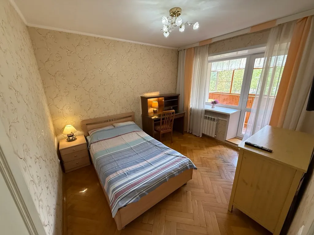 Трёхкомнатная квартира на Пл. Победы