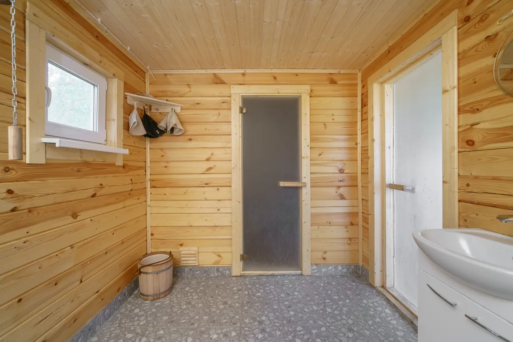 Новый коттедж для отдыха у реки с бассейном и баней