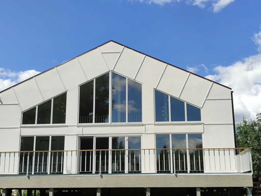 Современный дом с панорамными окнами и сауной