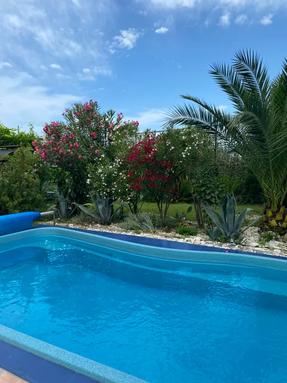 Дом в живописной деревне у моря с бассейном