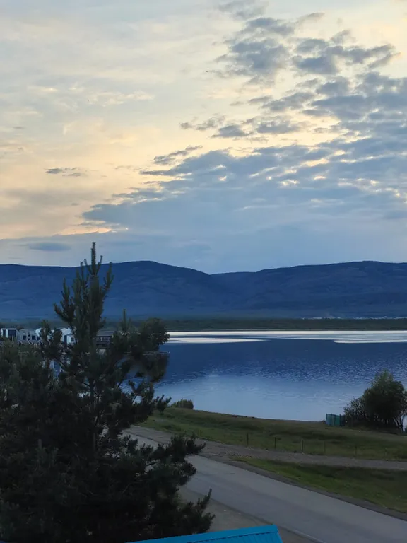 Квартира-студия с видом на озеро и горы