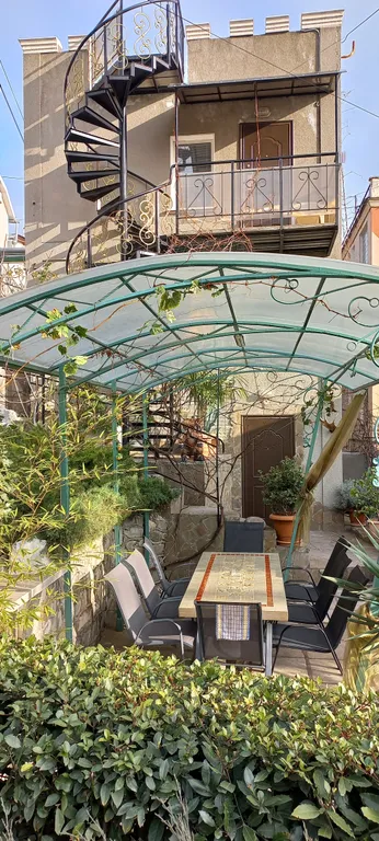 Частный дом с территорией