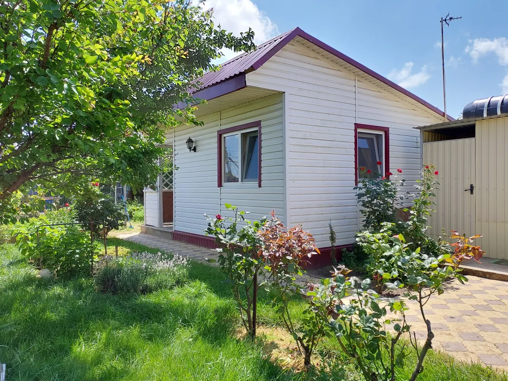 Уютный домик в окружении зелени