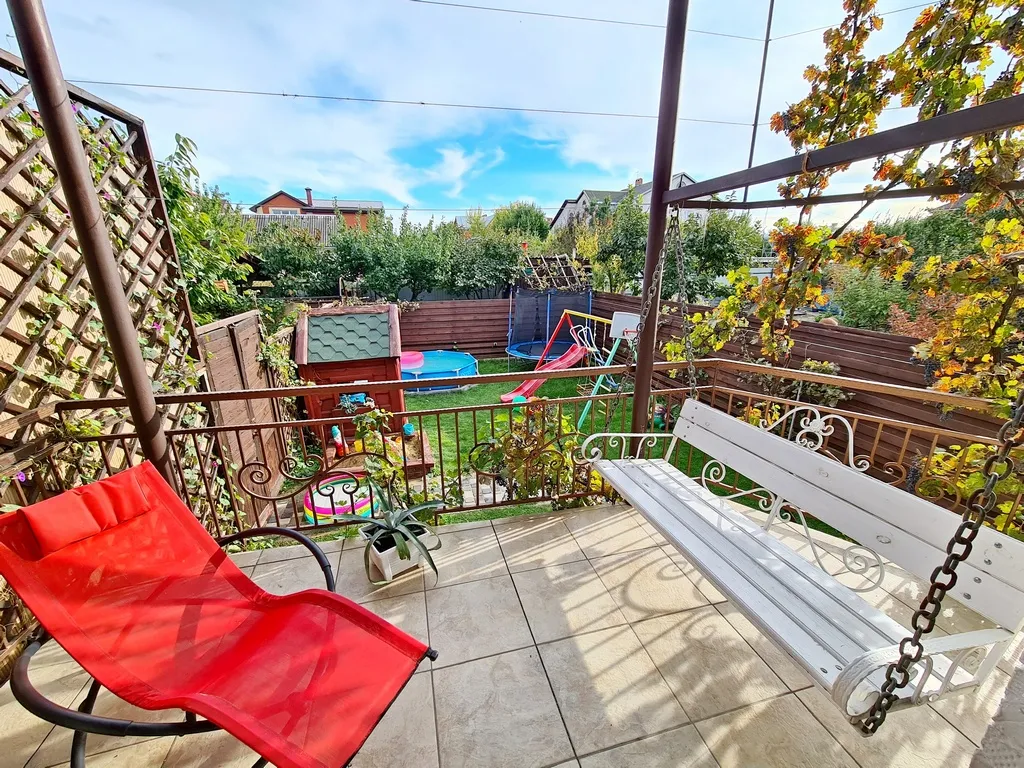 Коттеджу моря: костровая чаша камин детская территория бассейн баттут.