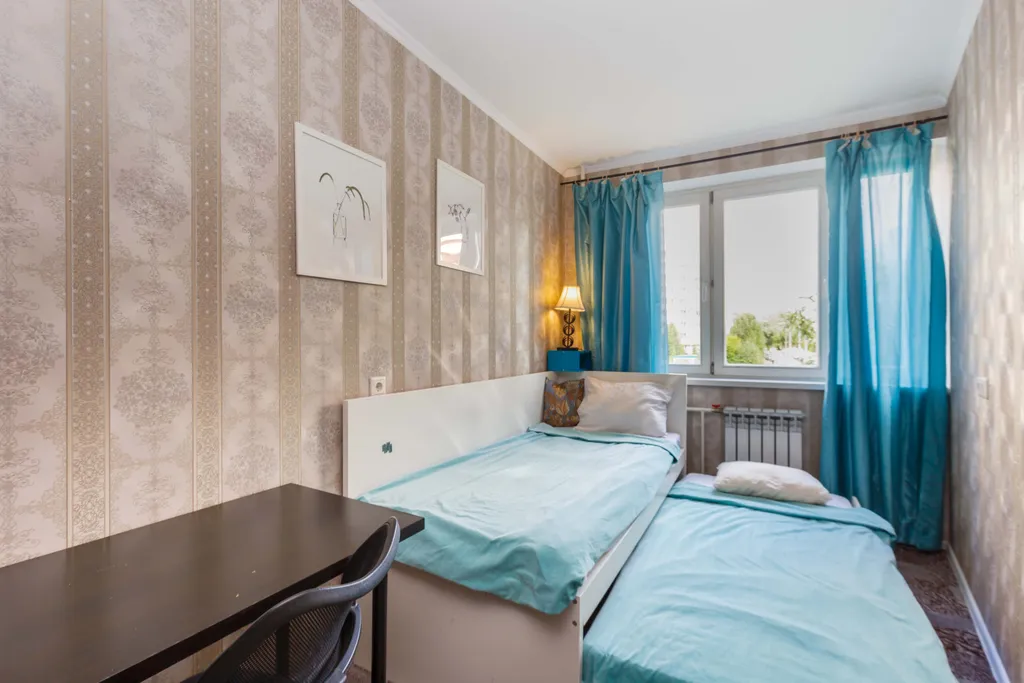 Евротрешка возле Крокус Экспо у моста к метро Мякинино