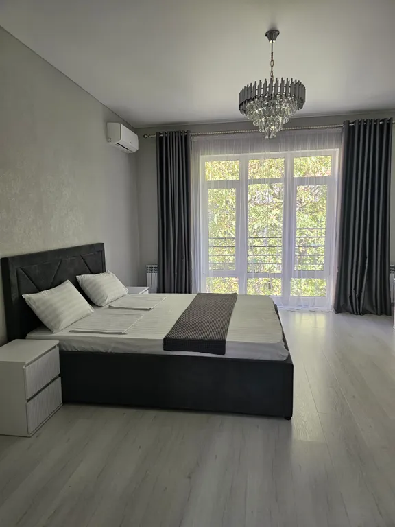 Новый современный дом в центре города, рядом с набережной.