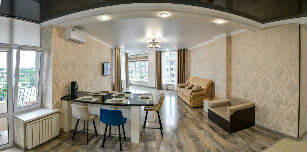 Квартира с видом на горы и набережную в центре города